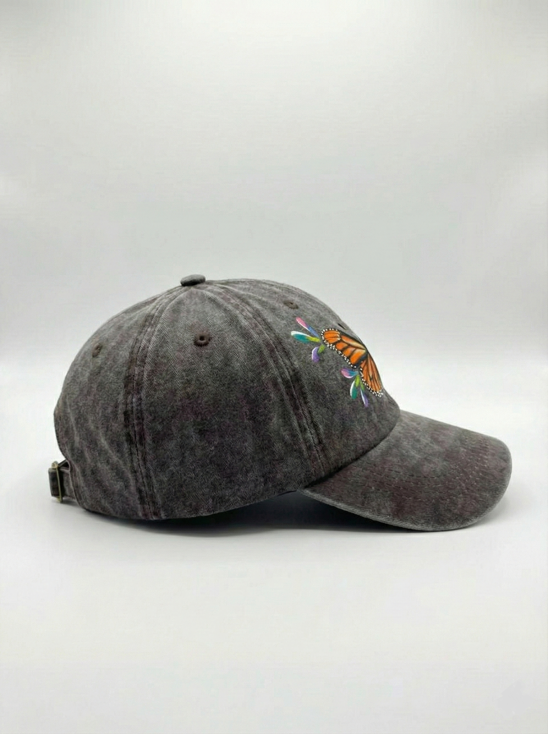 Gorra pintada a mano con mariposas