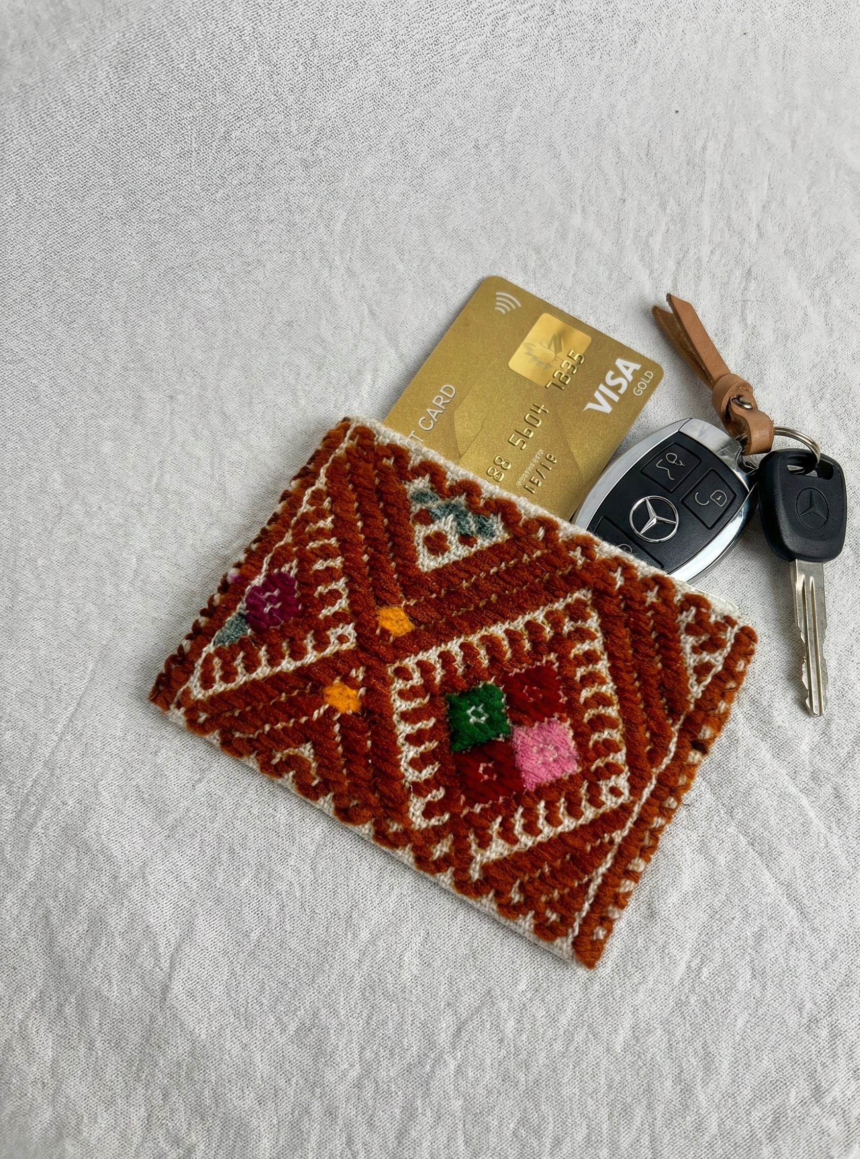 monedero tejido a mano