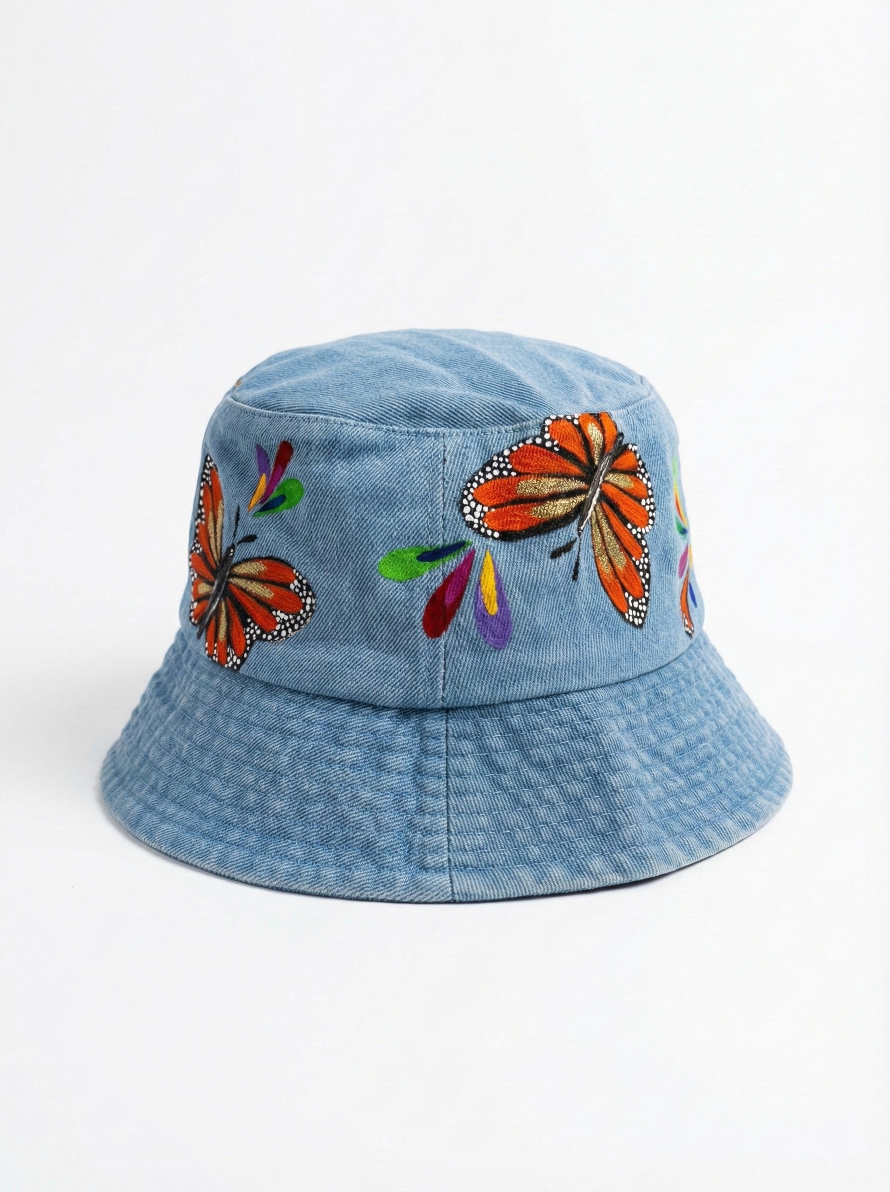 Gorro pintado a mano con mariposas