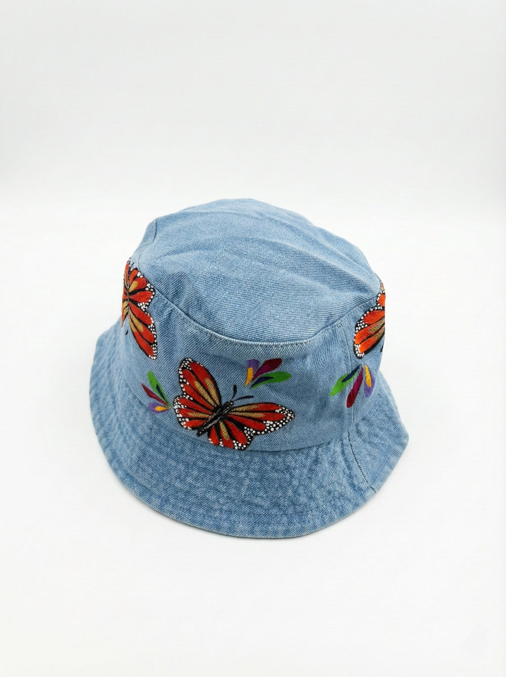 Gorro pintado a mano con mariposas