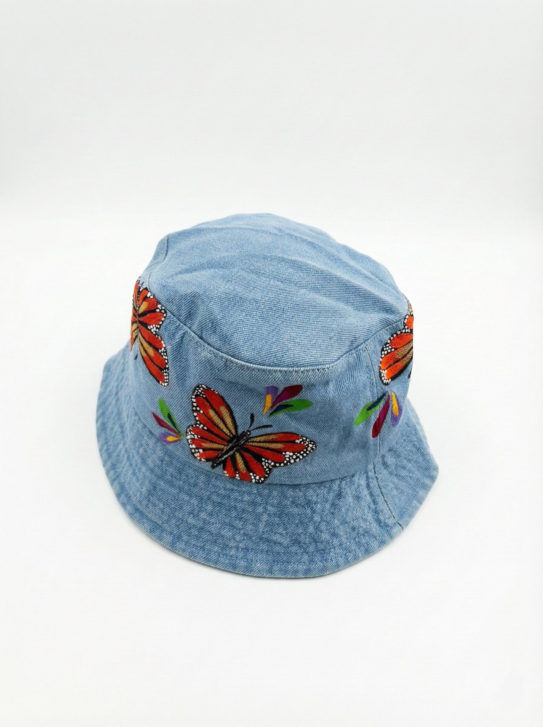 Gorro pintado a mano con mariposas