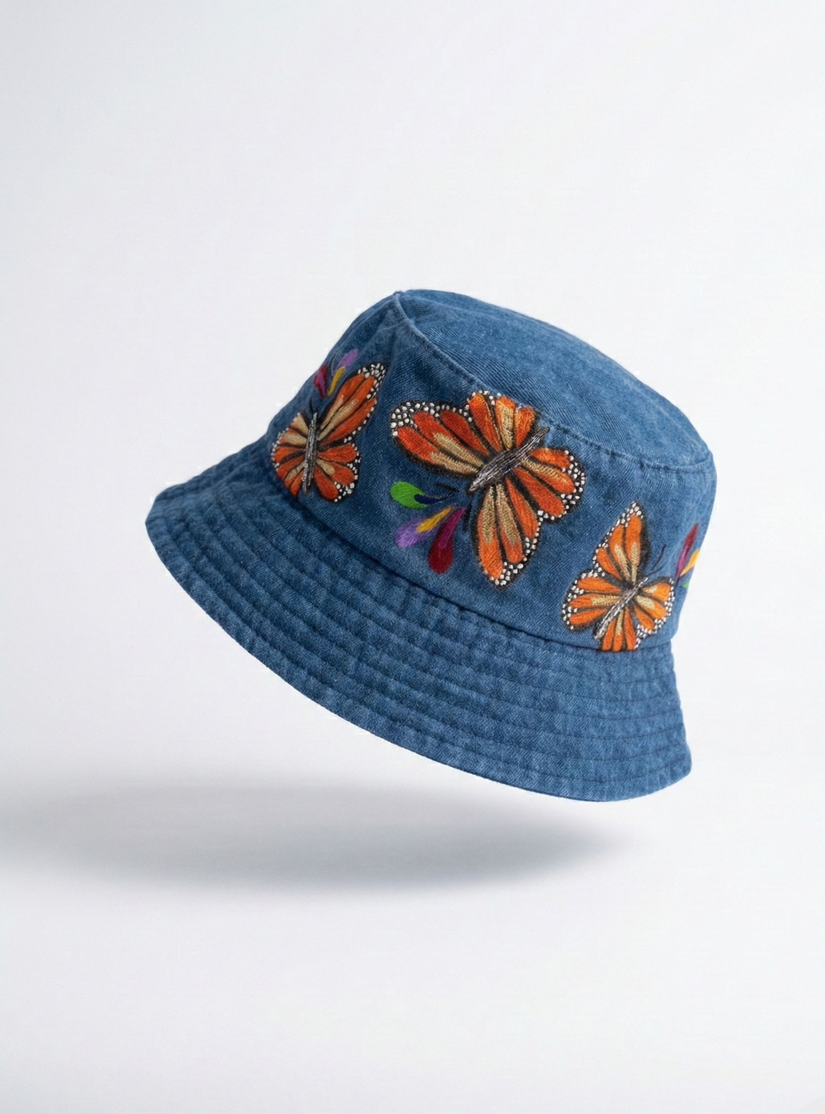 Gorro pintado a mano con mariposas