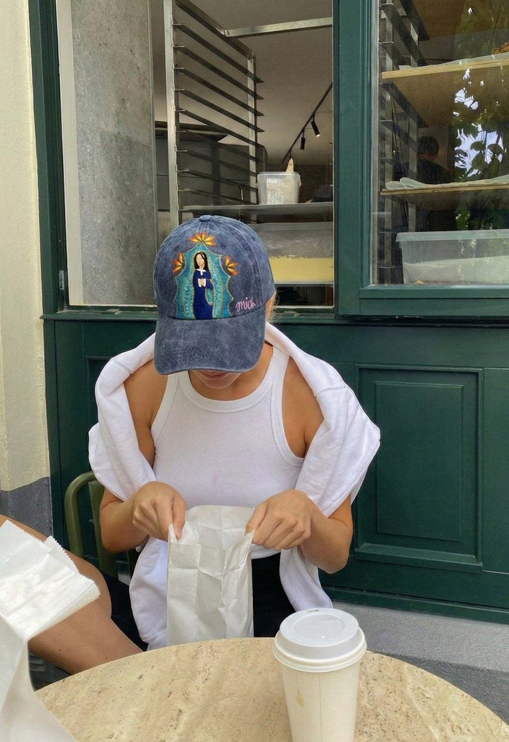 Gorra pintada a mano de virgen