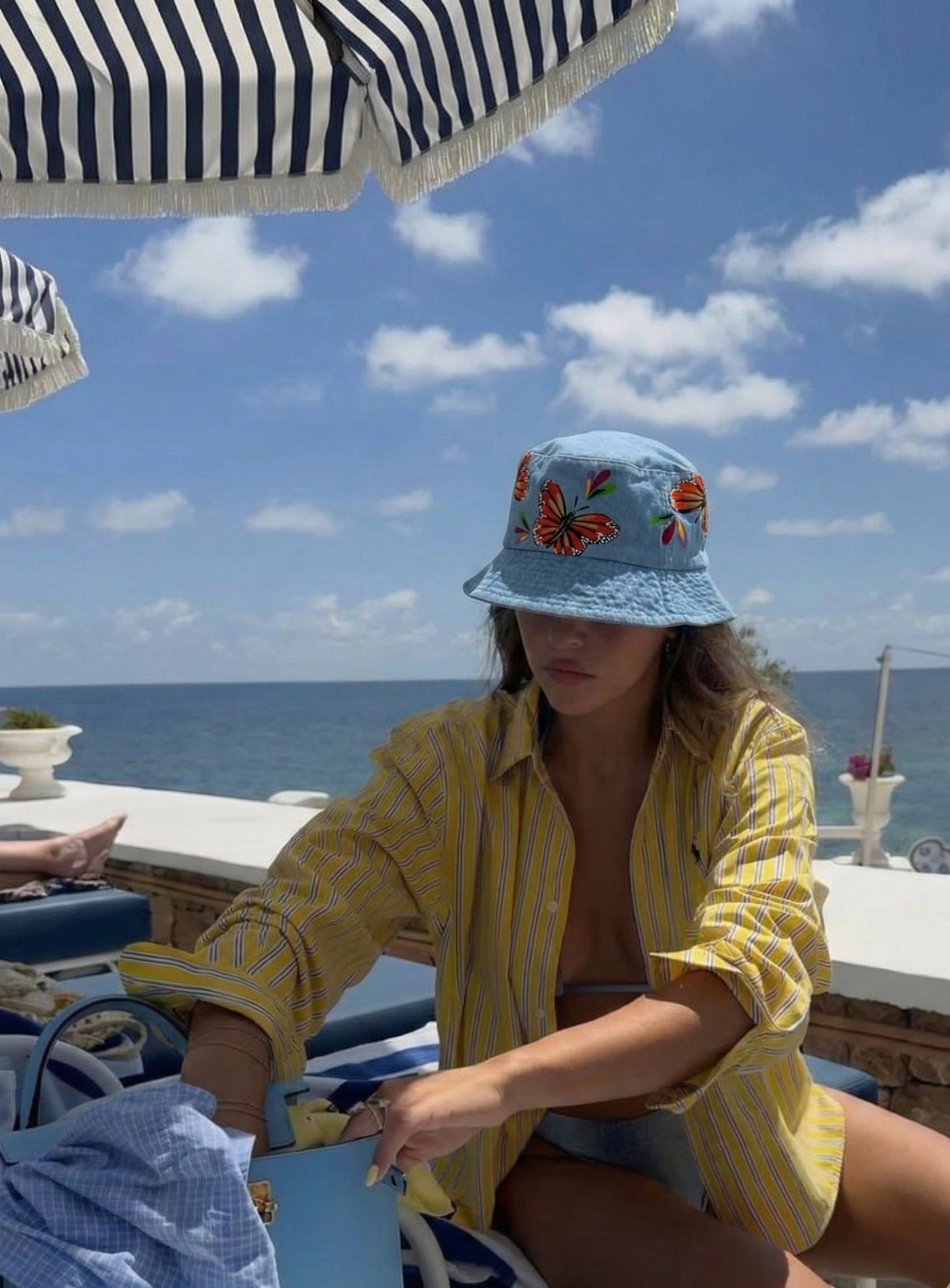 Gorro pintado a mano con mariposas