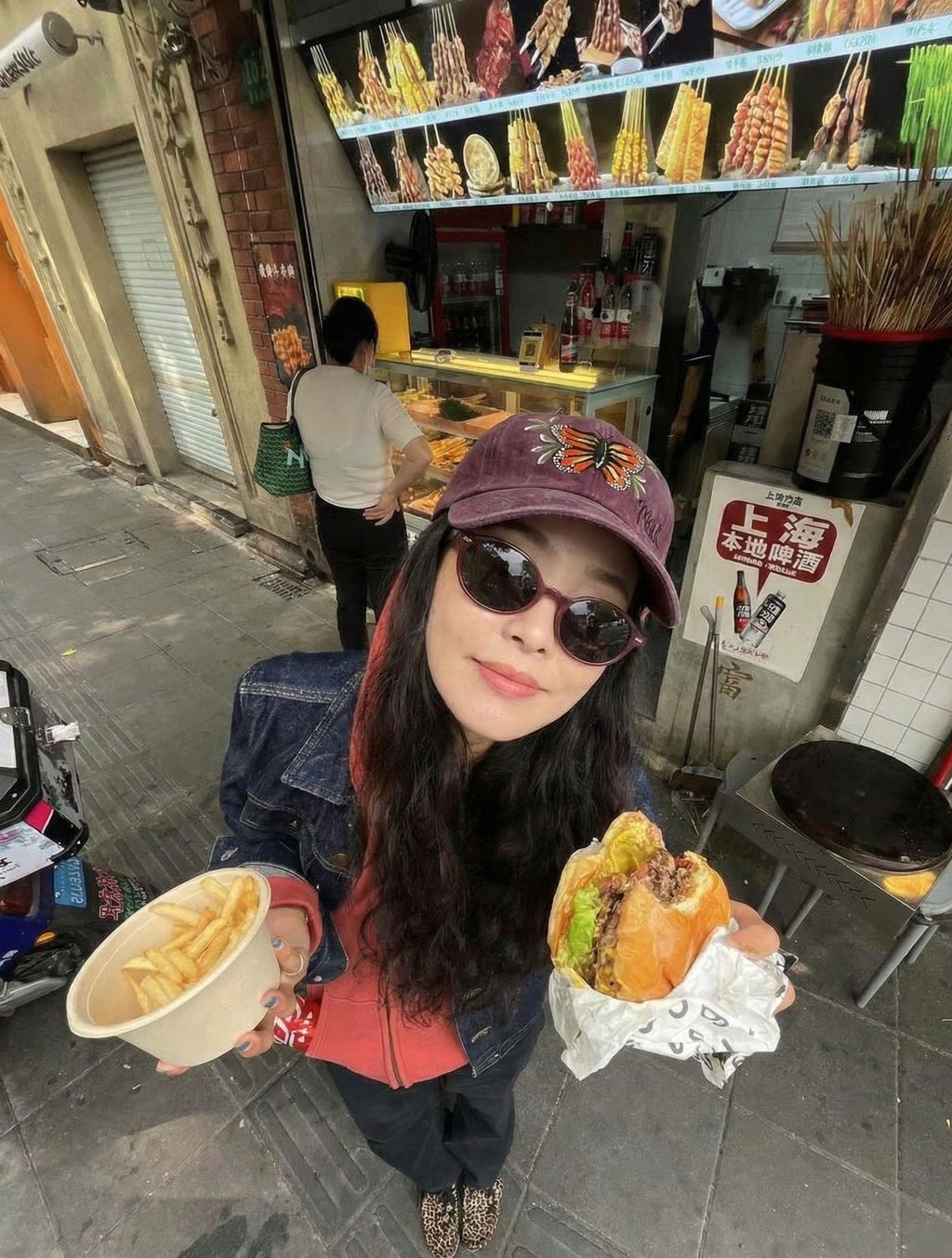 Gorra pintada a mano con mariposa monarca