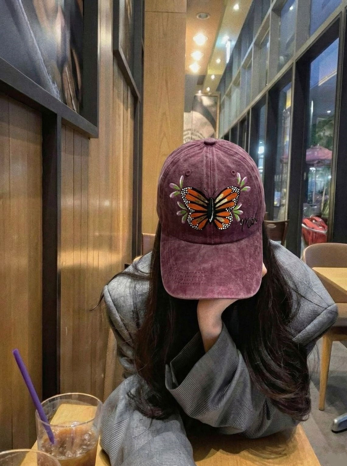 Gorra pintada a mano con mariposa monarca