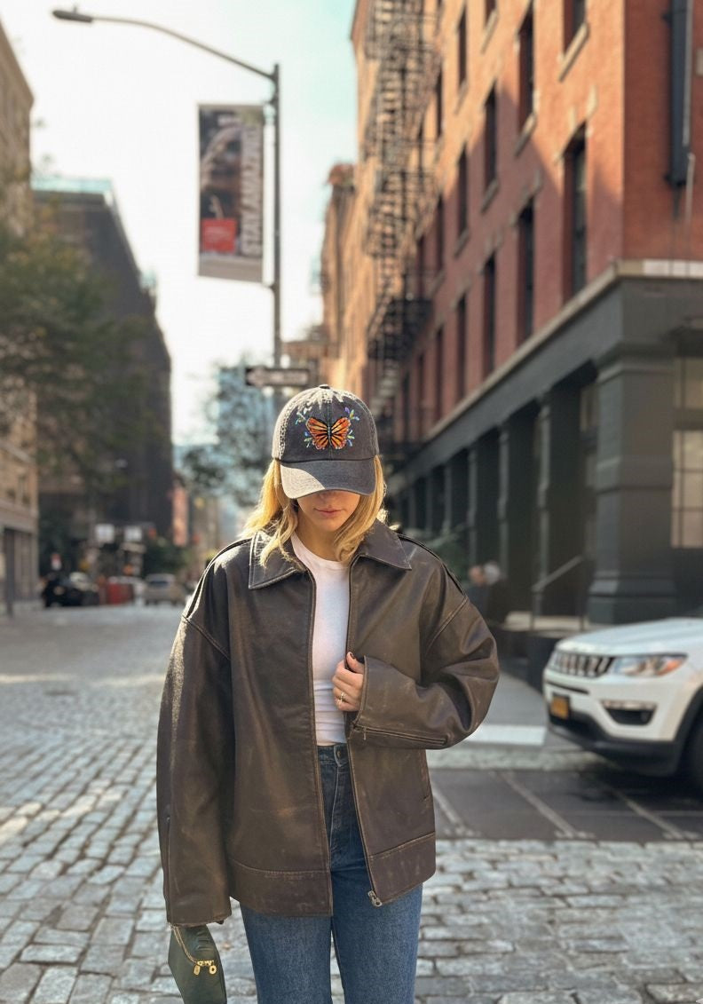 Gorra pintada a mano con mariposas